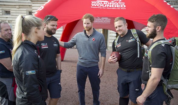 Palais de Buckingham : Harry s'entretient avec d'anciens militaires devant le palais de Buckingham en 2015