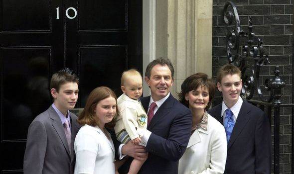 Tony Blair avec sa famille au 10 Downing Street.