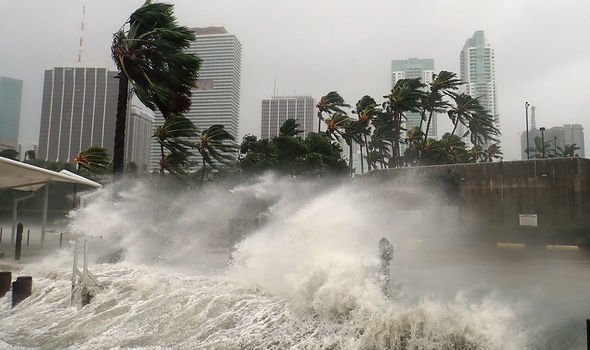 Vitesses du vent : Certains ouragans ont enregistré des vitesses de vent de plus de 150 mph
