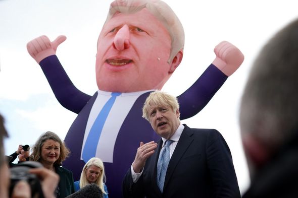 Boris Johnson célèbre sa récente victoire à Hartlepool