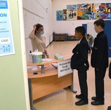 On y va encore une fois!  Les conseils ordonnent aux écoles de réintroduire les restrictions de Covid alors que les cas explosent