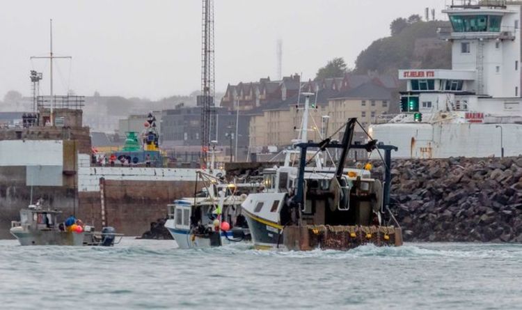 « À l'attaque !  Les pêcheurs français menacent de bloquer le Brexit en Grande-Bretagne en JOURS