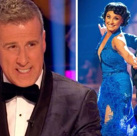 Anton Du Beke laisse échapper ce qu'il a trouvé "maladroit" en tant que pro Strictly lors du deuxième spectacle en direct