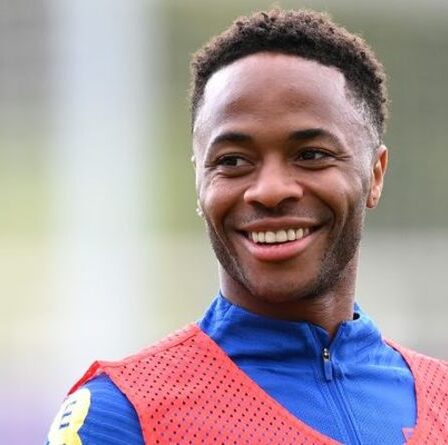 Arsenal subit un coup dur pour le transfert alors que Barcelone les dépasse dans la course de Raheem Sterling