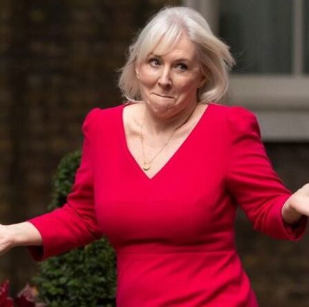 « Assez privilégié ! »  La secrétaire à la Culture, Nadine Dorries, promet de mettre fin aux préjugés de classe à la BBC