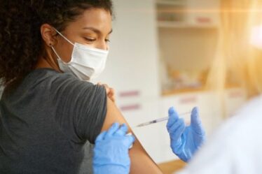 Avertissement sur le vaccin contre la grippe: l'efficacité «pourrait ne pas atteindre 40 %» alors que les Britanniques se préparent à une «twindémie»