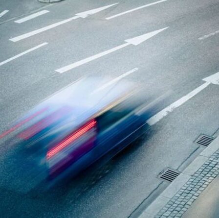 « Bêtise de l'UE ! » : les nouveaux limiteurs de vitesse de l'UE qui devraient être lancés au Royaume-Uni sont une « attaque contre la liberté »