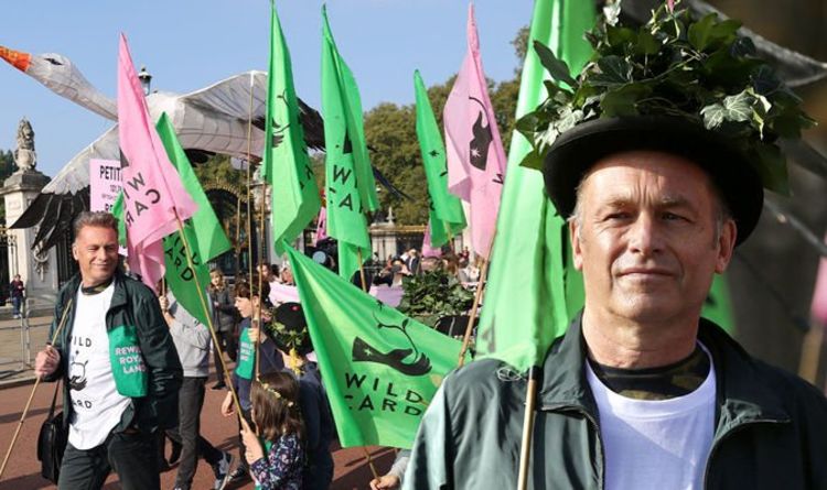 Chris Packham dit à Royals de « intensifier » alors qu'il rejoint les éco-guerriers à l'extérieur de Buckingham Palace