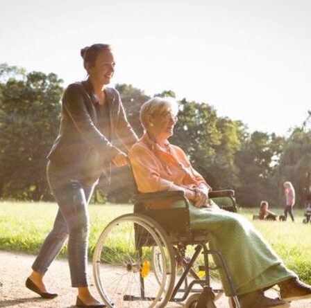 Colère en tant que retraités et soignants non rémunérés de perdre les ordonnances gratuites du NHS: « Un coup de pied dans les dents »