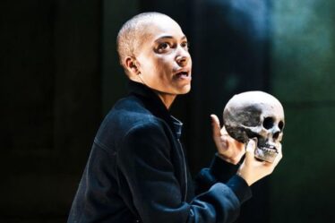 Cush Jumbo comme Hamlet REVIEW: Une performance de puissance dans une production sous-alimentée