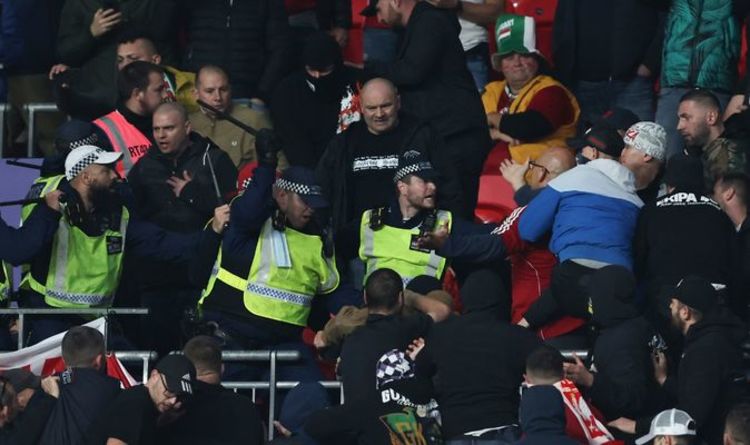 Des supporters hongrois s'affrontent avec la police à l'intérieur de Wembley lors d'un match contre l'Angleterre alors que des matraques sont utilisées