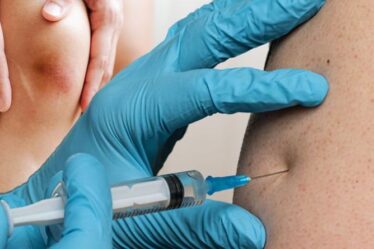 Effets secondaires du vaccin Covid: restez «alerte» à trois nouveaux effets secondaires - l'EMA émet un avertissement