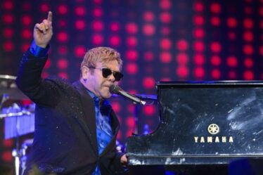 Elton révèle qu'il va subir une opération de la hanche après avoir annoncé un retard de tournée