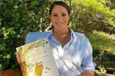 "Glowing!": Meghan Markle impressionne en chemise bleue pour lire son livre pour enfants dans le manoir de LA
