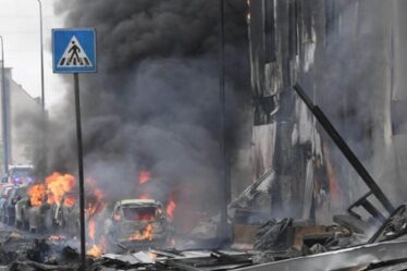Huit morts alors qu'un avion frappe un immeuble de bureaux à Milan