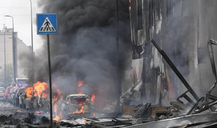 Huit morts alors qu'un avion frappe un immeuble de bureaux à Milan