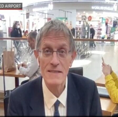 "Il y a un coup de poing absolu" Simon Calder parle de nouvelles règles de voyage strictes