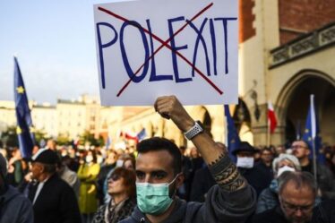 Insurrection de Varsovie: "C'est notre Europe" Les manifestations se poursuivent alors que Polexit craint de s'emparer du capital