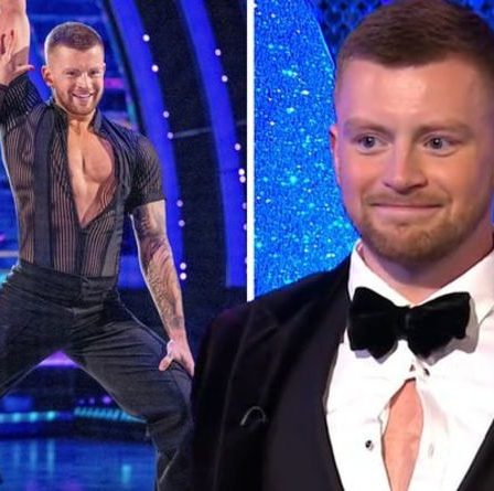 "Je l'ai cassé" Adam Peaty sort de sa chemise alors qu'il souffre d'un dysfonctionnement strict de sa garde-robe