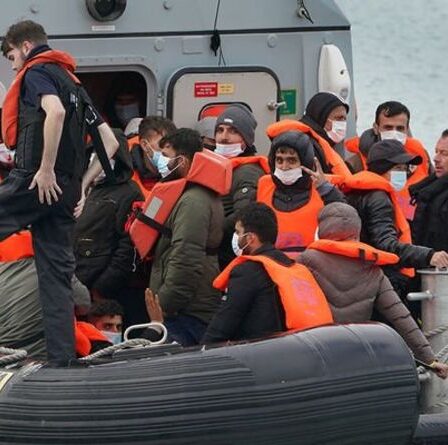 La France appelle le Royaume-Uni à remettre de l'argent alors que 40 autres bateaux de migrants traversent la Manche