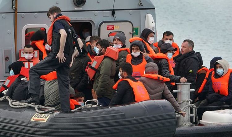 La France appelle le Royaume-Uni à remettre de l'argent alors que 40 autres bateaux de migrants traversent la Manche