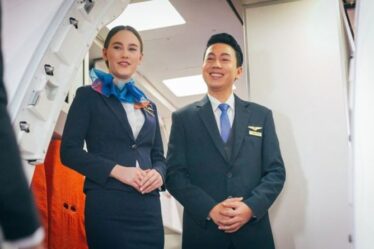 La compagnie aérienne présente un nouvel article d'uniforme dans un énorme changement pour les agents de bord - « les femmes ont changé »