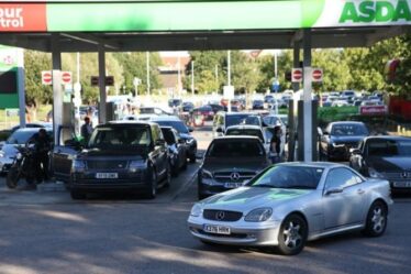 La panique pousse toujours les Britanniques à acheter plus d'essence que nécessaire