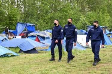 La police française tire des balles en caoutchouc "mortelles" sur des migrants qui tentent de traverser la Manche