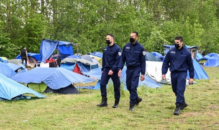 La police française tire des balles en caoutchouc "mortelles" sur des migrants qui tentent de traverser la Manche