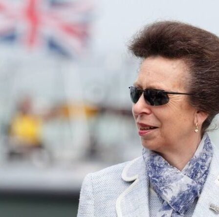 La princesse Anne s'envole pour Forres pour rendre hommage aux héros écossais de Covid – « journée formidable »