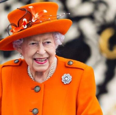 La reine Elizabeth II arbore une broche rose en diamant dans un geste touchant envers le prince Philip