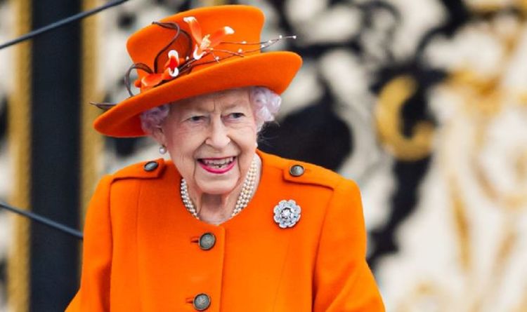 La reine Elizabeth II arbore une broche rose en diamant dans un geste touchant envers le prince Philip