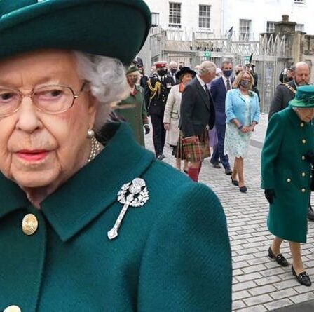 La reine aborde la «période d'essai» alors qu'elle ouvre Holyrood sans Philip dans un premier temps historique