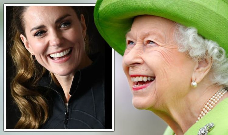 La reine est invitée à « remettre » le rôle royal à Kate alors que la duchesse éblouit : « Notre fille la tue !