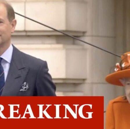 La reine ravit les fans royaux avec le retour de Buckingham Palace après des mois d'absence