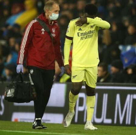 La star d'Arsenal Bukayo Saka boite après un gros tacle lors du choc de Brighton