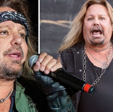 La star de Motley Crue, Vince Neil, s'est précipitée à l'hôpital après être tombée de la scène "Il ne peut pas respirer"