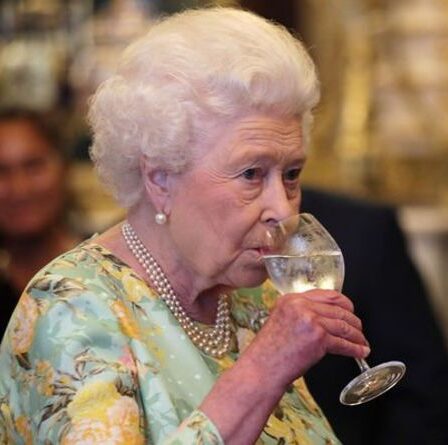 L'astuce ingénieuse de la reine pour éviter d'être empoisonnée « Il faudrait qu'ils empoisonnent tout le monde !