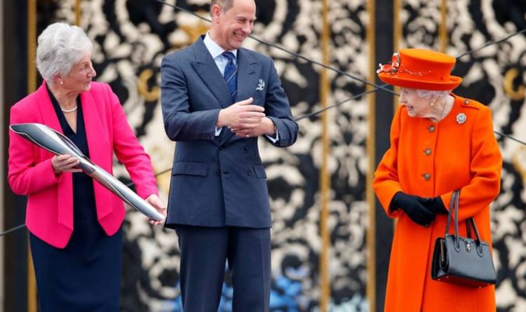 Le bâton du Commonwealth contient un hommage secret et touchant à la reine alors que le monarque lance des jeux