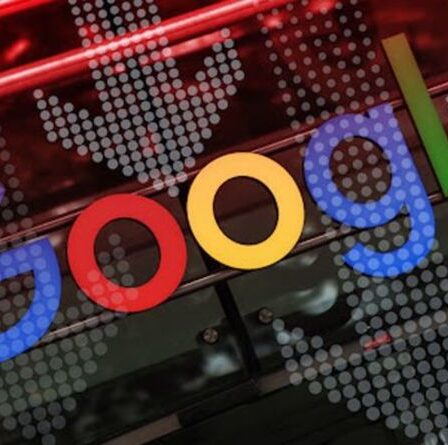 Le cours de l'action Google s'effondre: l'action Alphabet baisse de 2,5% alors que la panne des médias sociaux frappe
