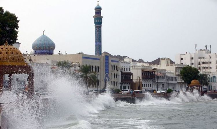 Le cyclone tropical Shaheen déchire Oman et l'Iran, faisant au moins neuf morts - des "vagues de 10 m"