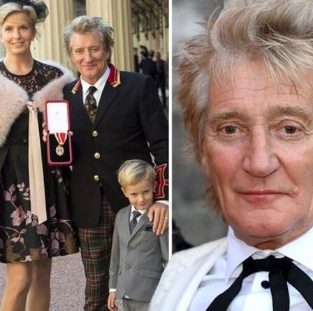 Le fils adolescent de Rod Stewart donne le coup d'envoi au choix de voiture du chanteur pour l'école "Il déteste ça"
