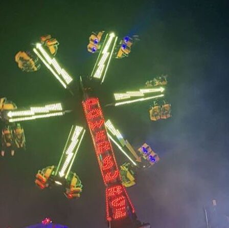 Le manège terrifiant de la fête foraine tombe en panne, laissant les amateurs de sensations fortes bloqués dans les airs
