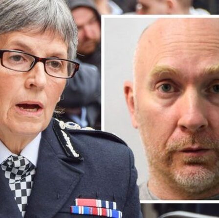 Le meurtrier de « la croyance du mendiant » Wayne Couzens a emmené une prostituée à la fête du Met comme « insigne d'honneur »