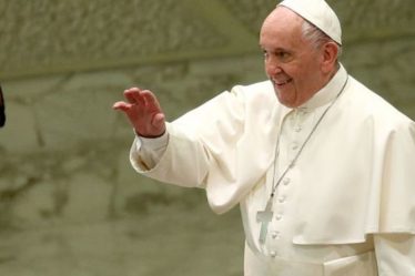 Le pape François censuré par le personnel du Vatican après avoir qualifié le whisky écossais de "véritable eau bénite"