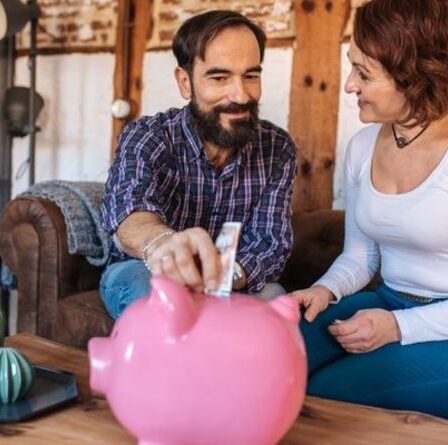 Les Britanniques invités à encaisser leurs anciens billets de banque et à échanger contre de l'argent valide