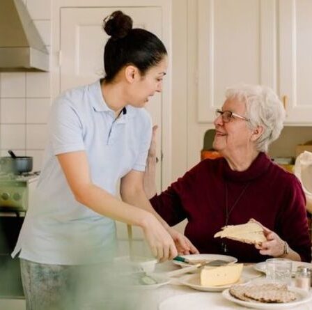 Les aidants non rémunérés ont droit à une augmentation de 308 £ pour le paiement des prestations - êtes-vous éligible ?