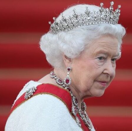 Les craintes d'abdication de la reine sont démantelées car le monarque ne démissionnera pas: "Elle est ointe!"