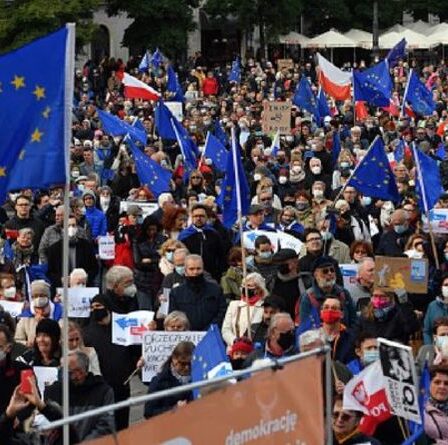 Les craintes de sortie de l'UE déclenchent des manifestations de masse en Pologne alors que le Premier ministre demande l'indépendance du bloc