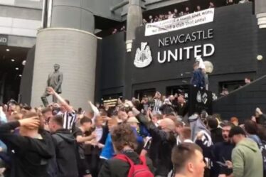 Les fans de Newcastle provoquent le chaos des billets alors que Mike Ashley se vend enfin